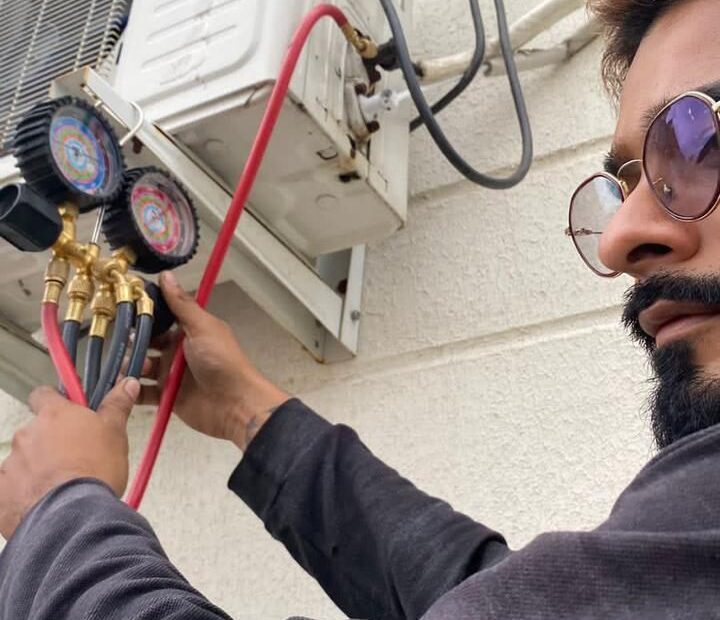 Tecnico haciendo diagnostico de presion de gas refrigerante en Manta