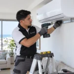 Tecnico de Soluciones AC Manta instalando aire acondicionado en el hogar en Manta